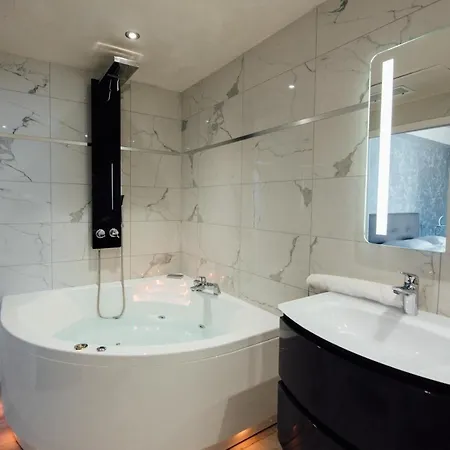 Hotel Amirauté 3*