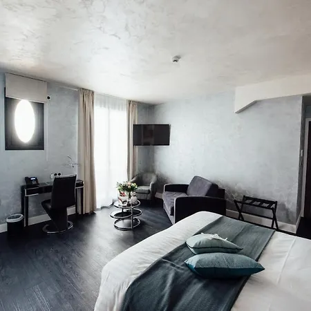 Hotel Amirauté 3*